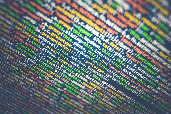 Nahaufnahme von farbig hervorgehobenem Quellcode auf einem Bildschirm