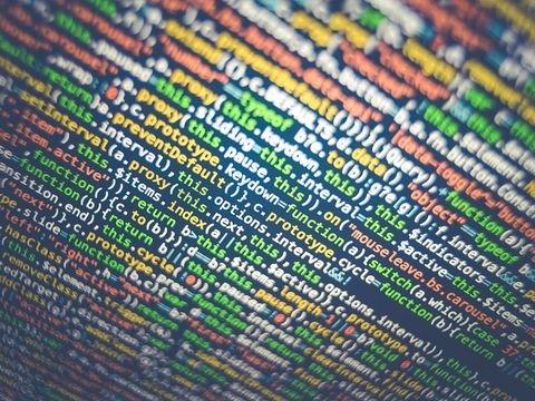 Nahaufnahme von farbig hervorgehobenem Quellcode auf einem Bildschirm