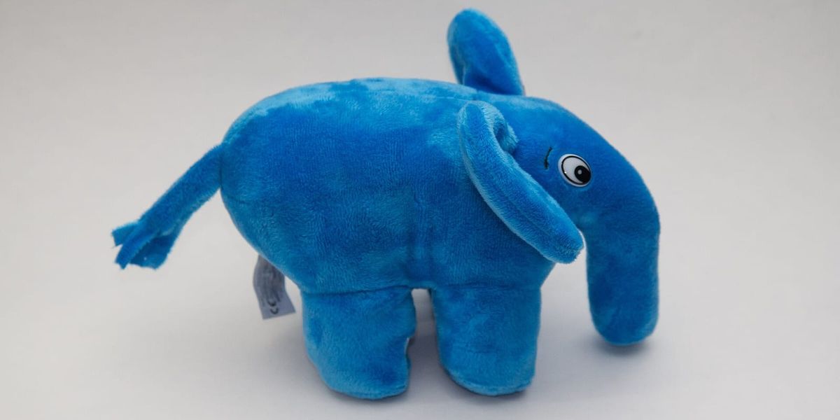 Blauer Plüsch-Elefant, das Maskottchen der PHP-Community, auf weißem Hintergrund