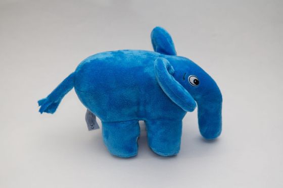 Blauer Plüsch-Elefant, das Maskottchen der PHP-Community, auf weißem Hintergrund