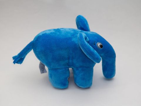 Blauer Plüsch-Elefant, das Maskottchen der PHP-Community, auf weißem Hintergrund